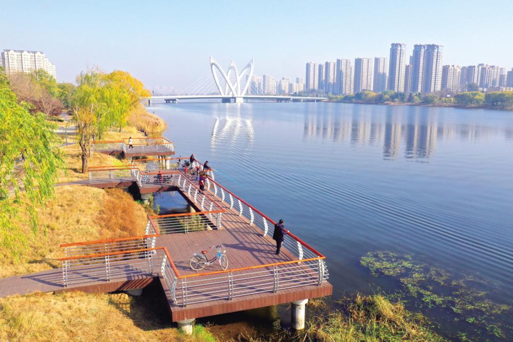 11月29日，市民在徒骇河岸边的亲水观景平台游玩