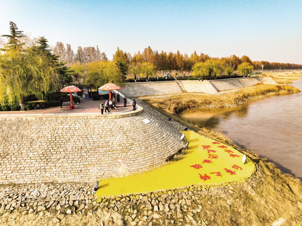 12月18日，游客在东阿县艾山卡口地理标志文化园游玩